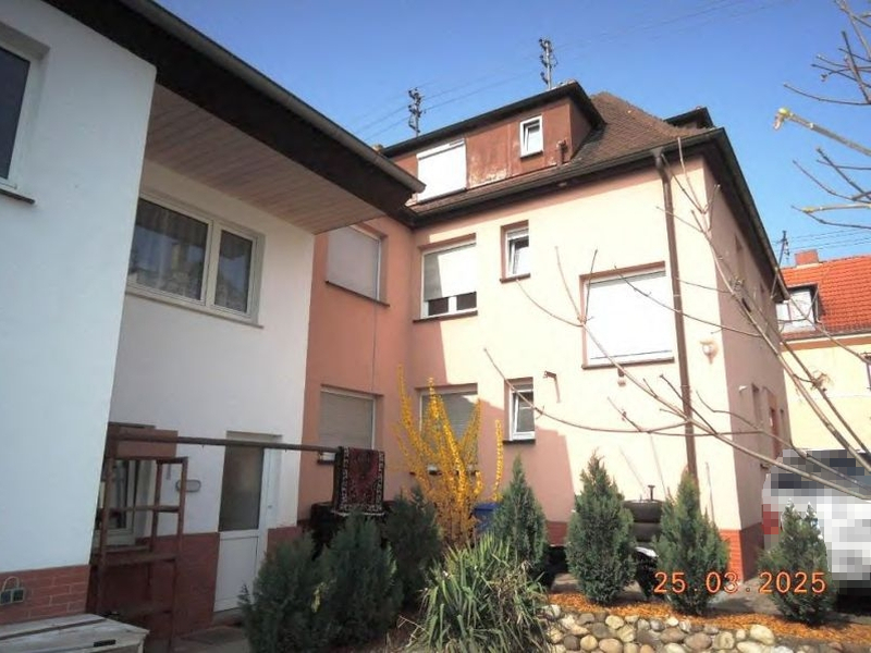 Einseitig angebautes Wohnhaus mit Anbau und Seitengebäude in Ludwigshafen am Rhein - Bild 1
