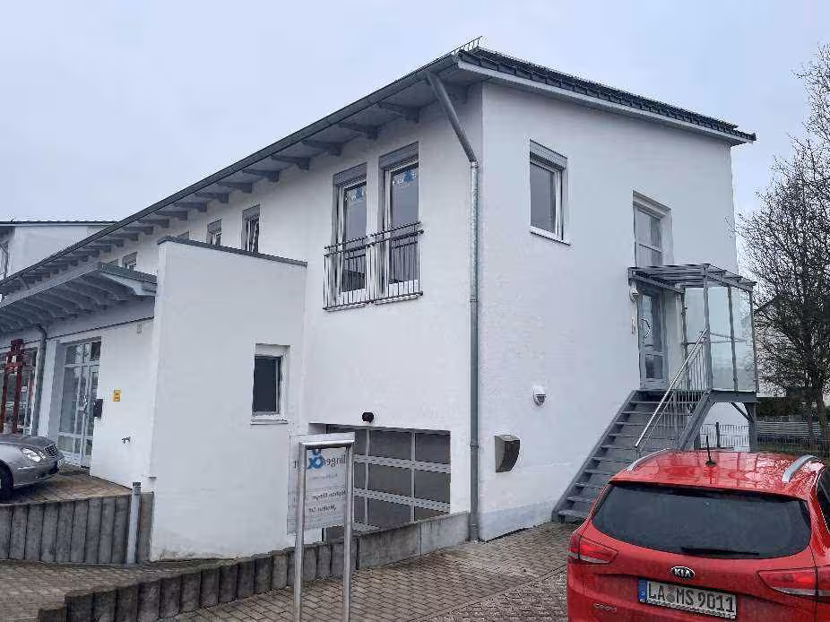 Gewerbeeinheit (z.B. Laden, Büro), sonstiges Teileigentum (z.B. Keller, Hobbyraum), Kfz-Stellplatz (Tiefgarage), Kfz-Stellplatz (Tiefgarage) in Landshut - Bild 1