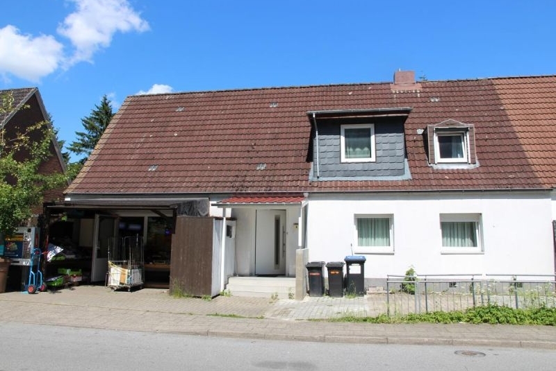 Einfamiliendoppelhaushälfte mit Laden, Garage und Nebengebäuden in Lübeck - Bild 3
