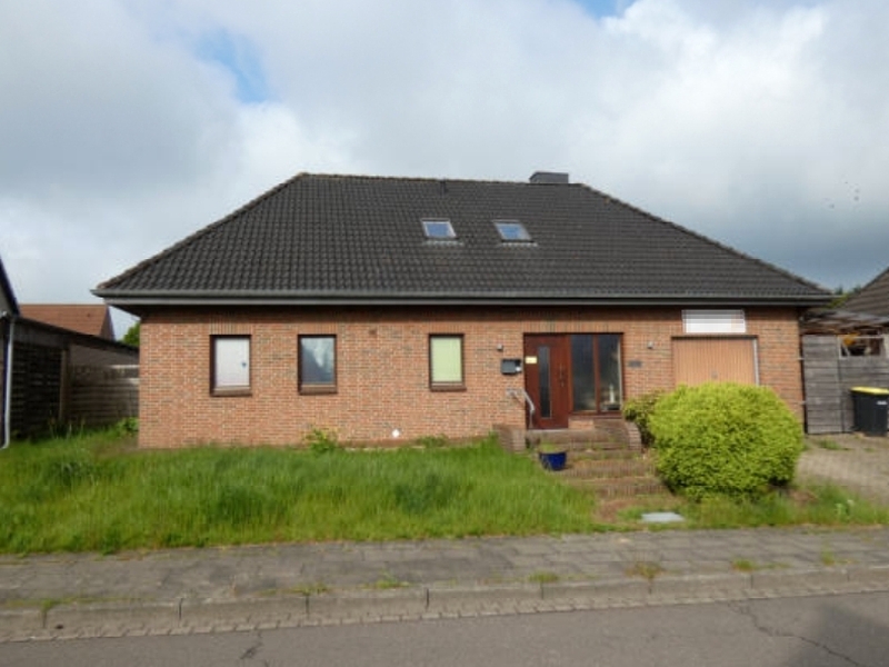 Einfamilienhaus mit integrierter Garage nebst Schuppenanbau in Heide - Bild 1