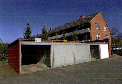 Mehrfamilienhaus mit Flachdachanbau und Garagen in Dietrich-Bonhoeffer-Straße 3 - 5, 25524 Itzehoe - Bild 2
