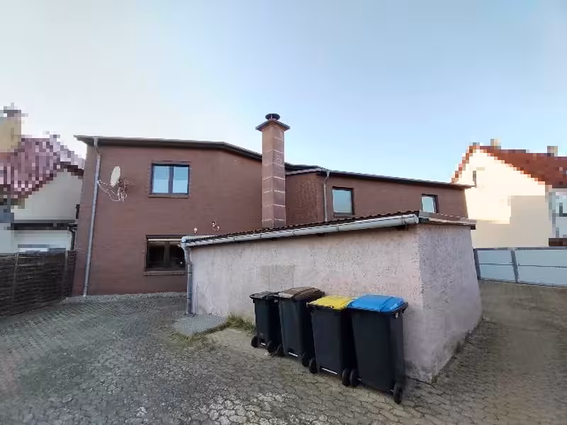 Einfamilienhaus mit Einliegerwohnung und Nebengebäuden in Goldberg - Bild 1