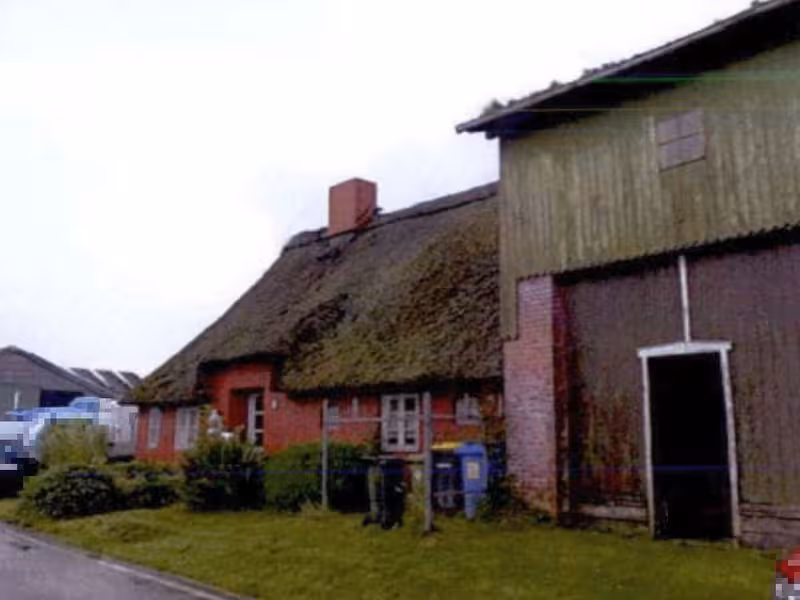 Reetdachkate mit abrissreifem Anbau und Lagerschuppen in Frestedt - Bild 1