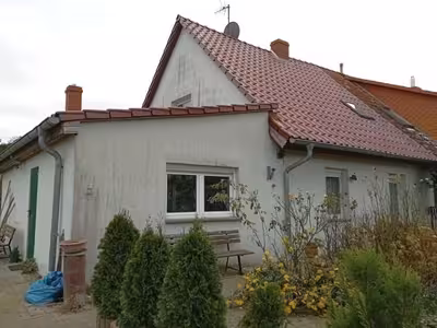 Einfamilienhaus (Doppelhaushälfte) mit Nebengebäuden in An der Linde 3, 17039 Blankenhof - Bild 1