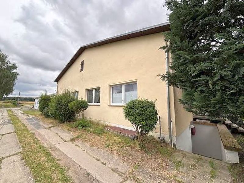 Büro-/Werkstatt- und Lagergebäude in Altentreptow - Bild 1
