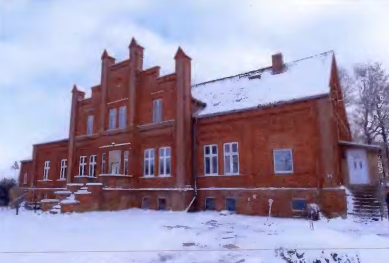 Denkmalgeschütztes, ehemaliges Gutshaus mit Garagenzeile in Barkow - Bild 1