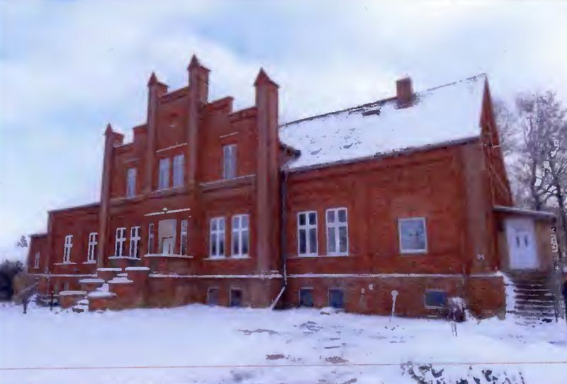 Denkmalgeschütztes, ehemaliges Gutshaus mit Garagenzeile in Barkow - Bild 1