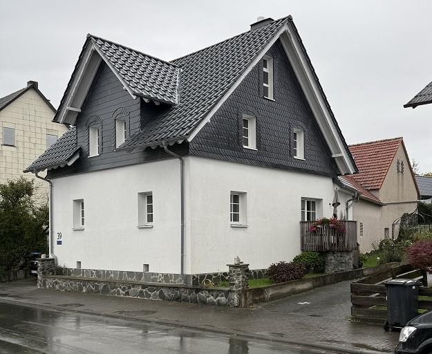 Einfamilienwohnhaus mit Nebengebäuden sowie rückseitig angrenzendes, unbebautes Grundstück in Schwalbach - Bild 4