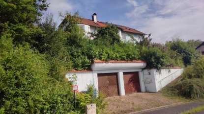 unbebautes Grundstück sowie Wohnungen in Mehrfamilienhaus in Arnstein - Bild 1