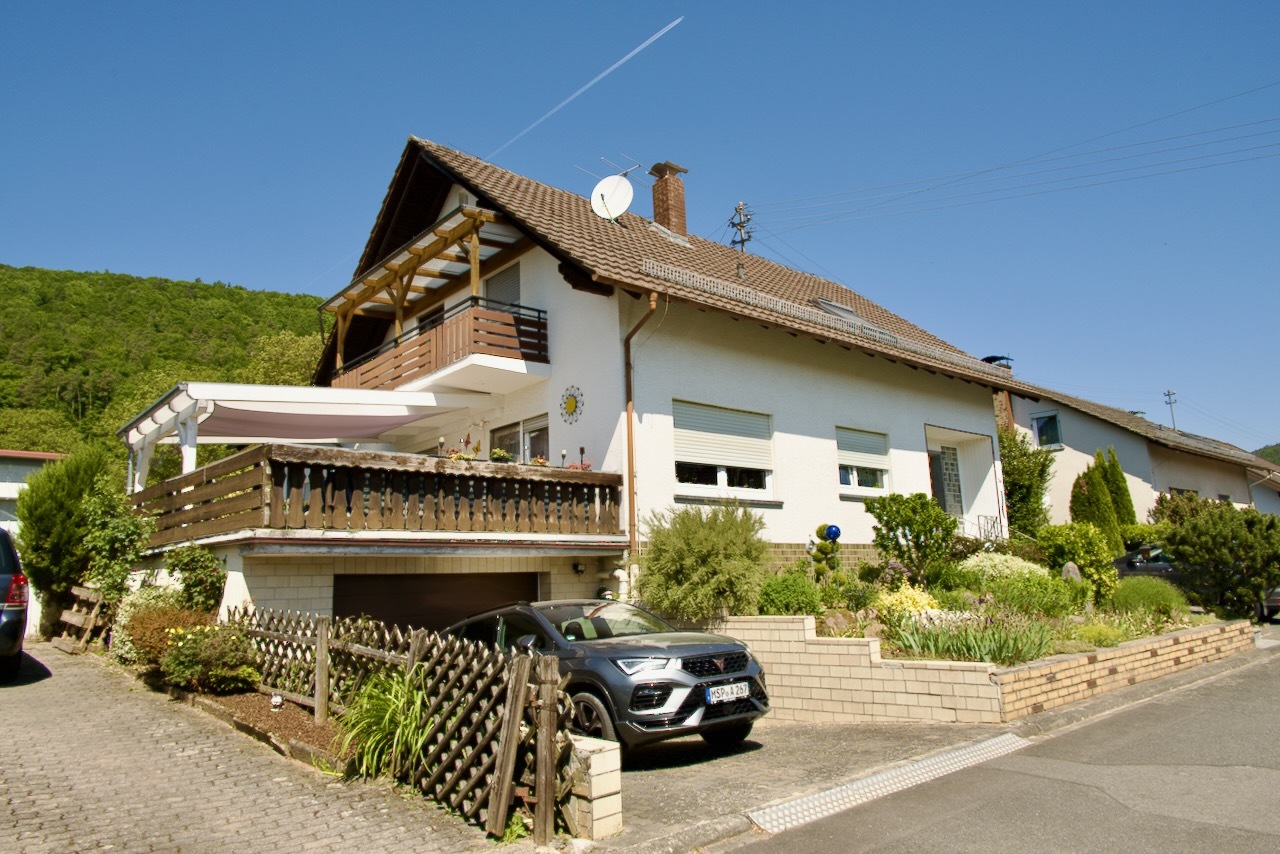 Ein-bis Zweifamilienwohnhaus, Garagen in Breitenbrunn - Bild 1