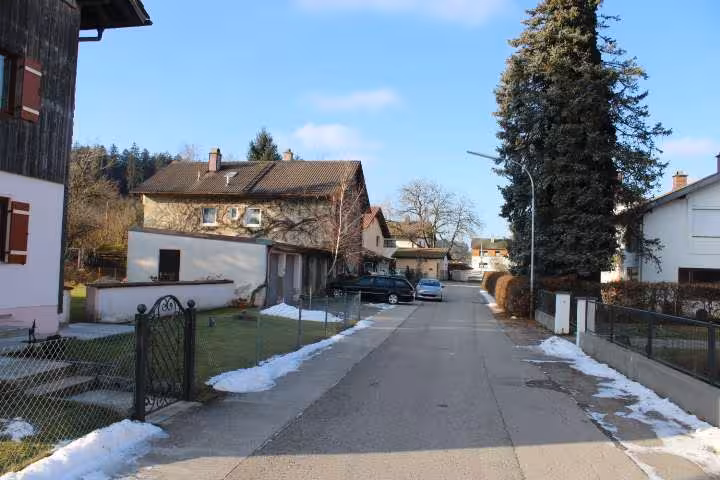 Dreifamilienhaus mit zwei Doppelgaragen in Traunstein - Bild 4
