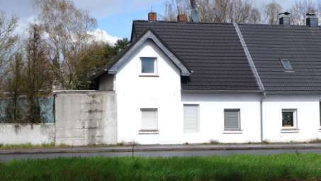 Doppelhaushälfte mit ungenehmigten Anbauten in Wesel - Bild 1