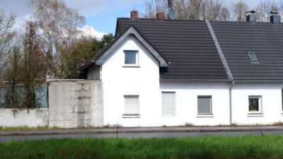 Doppelhaushälfte mit ungenehmigten Anbauten in Reeser Landstraße 140, 46483 Wesel - Bild 1