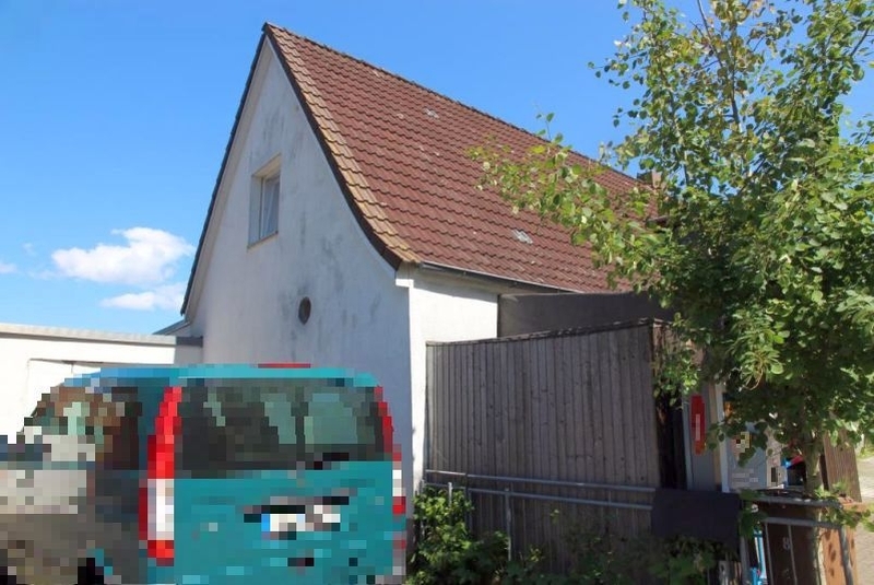 Einfamiliendoppelhaushälfte mit Laden, Garage und Nebengebäuden in Lübeck - Bild 1