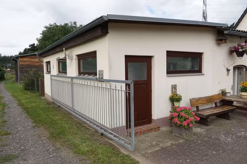 Einfamilienwohnhaus mit Nebengebäuden in Silz - Bild 1