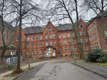 Grundstück, bebaut mit abrissreifen Gebäuden in Duisburg - Bild 1