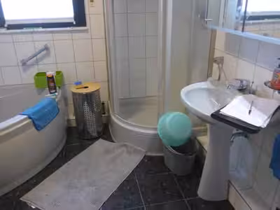 Zweifamilienhaus, gewerblich genutztes Grundstück, Kfz-Stellplatz, Garage in Eschweg 25, 32457 Porta Westfalica, Holtrup - Bild 6