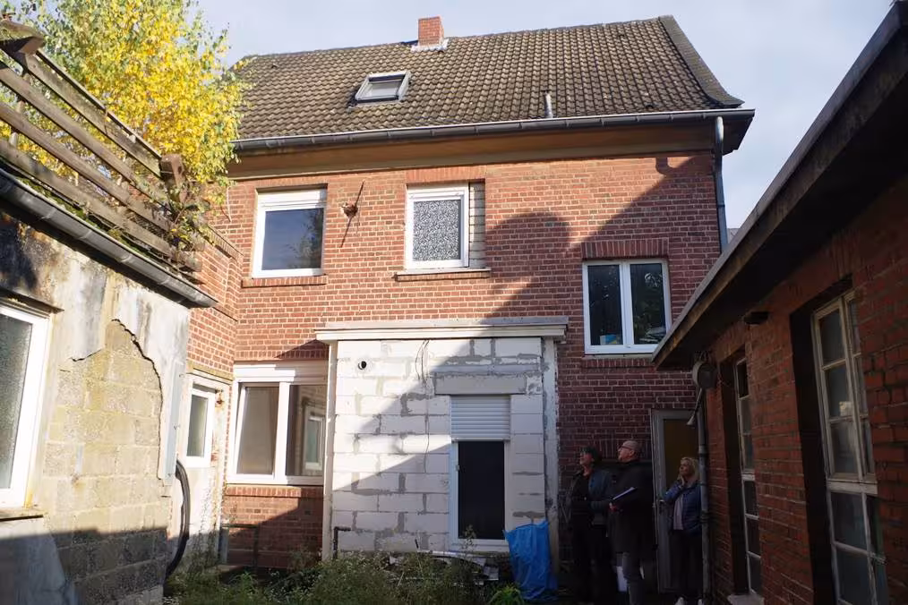 Garage, Einfamilienhaus, Doppelhaushälfte sowie Einzelgarage, zahlreiche schwerwiegende Schäden und Mängel, keine Bauakte, Bestandsschutz unterstellt in Grevenbroich - Bild 4