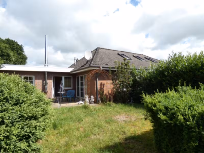 Einfamilienhaus nebst 2 Garagen in Ostrohe - Bild 3