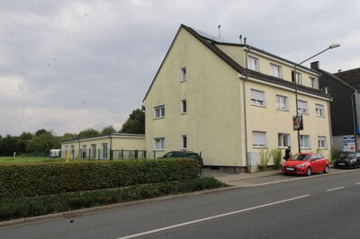 freistehendes, zweigeschossiges und vollständig unterkellertes Wohnhaus (Vorderhaus), zuzüglich ausgebautem Dachgeschoss, sowie einem eingeschossigen Anbau an der Rückseite. in Feldstraße 184, 184 A, 45701 Herten - Bild 1