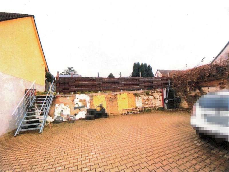 Einfamilienhaus (Doppelhaushälfte) mit Nebengebäude in Heilbronn - Bild 2