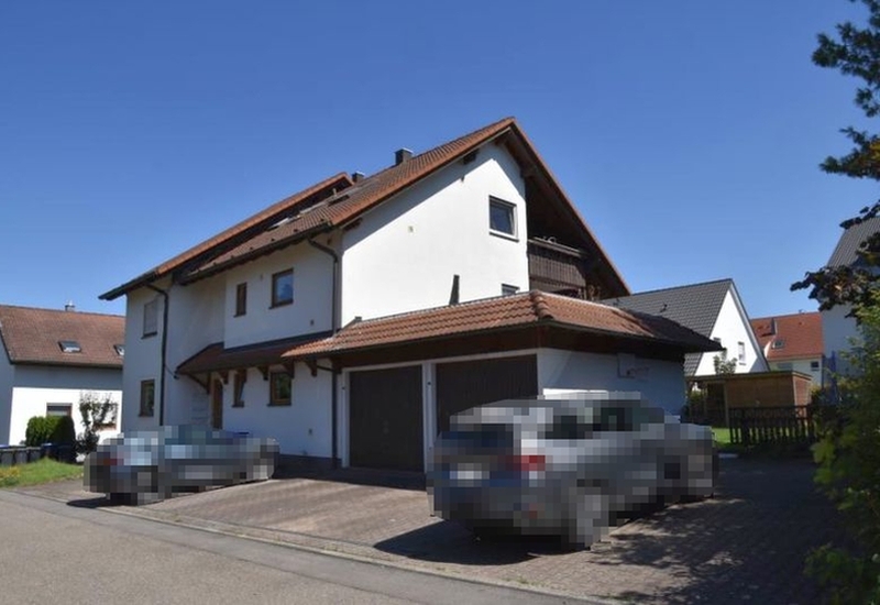 Dreifamilienhaus mit Einliegerwohnung und 2 Garagen in Bondorf - Bild 1