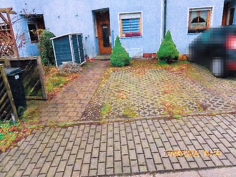 Reihenmittelhaus und Kfz-Stellplatzfläche in Erkner - Bild 2