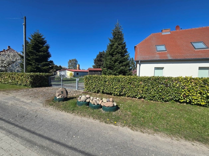 Einfamilienwohnhaus (Doppelhaushälfte) mit Doppelcarport in Demmin - Bild 2