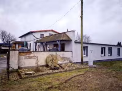 Einfamilienhaus mit angebautem Ferienhaus und Nebengebäuden in Schlavitz 1, 18573 Altefähr - Bild 1