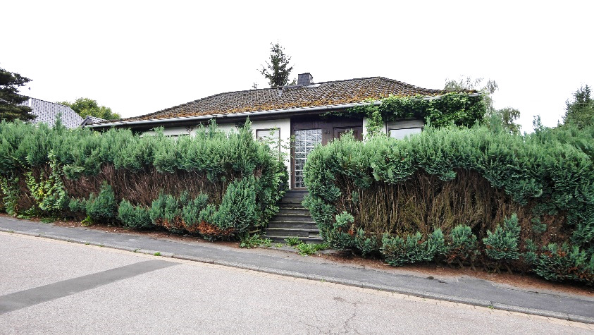 Garage, Einfamilienhaus, keine Innenbesichtigung, Fertighaus der ersten Generation, keine Modernisierung bekannt in Kall - Bild 1