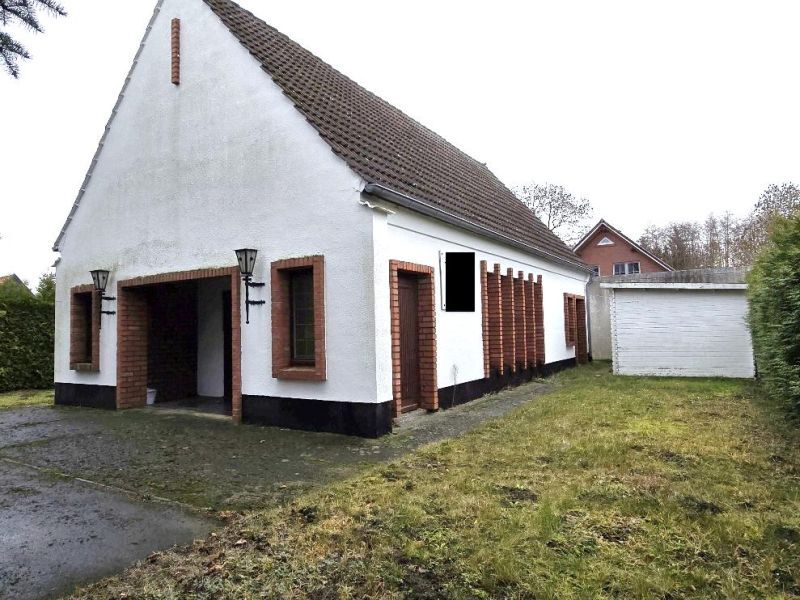Trauerhalle mit Nebengebäuden in Lüssow - Bild 2