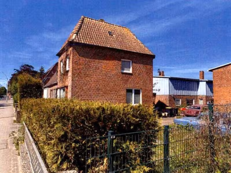 Einfamilienhaus (Doppelhaushälfte) mit Nebengebäuden und Garage in Oldenburg in Holstein - Bild 1