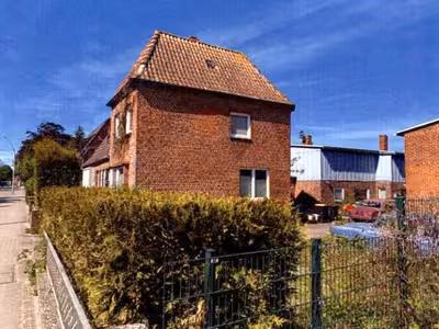 Einfamilienhaus (Doppelhaushälfte) mit Nebengebäuden und Garage in Göhler Straße 35, 23758 Oldenburg/Holstein - Bild 1