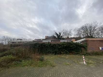als Brachland genutztes und mit einem ehem. Krankenhausgebäude bebautes Grundstück in Duisburg - Bild 3