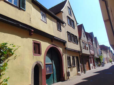 Grundstück bebaut mit denkmalgeschütztem Wohnhaus in Schulgasse  3, 97753 Karlstadt - Bild 1