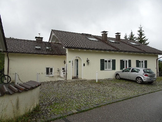 Einfamilienhaus mit Einliegerwohnung, Doppelgarage und Carport in Greiling - Bild 1