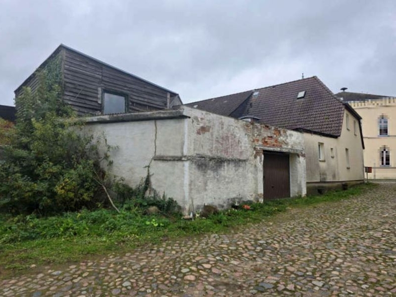 Wohn-/Geschäftshaus mit Nebengebäuden in Marlow - Bild 1