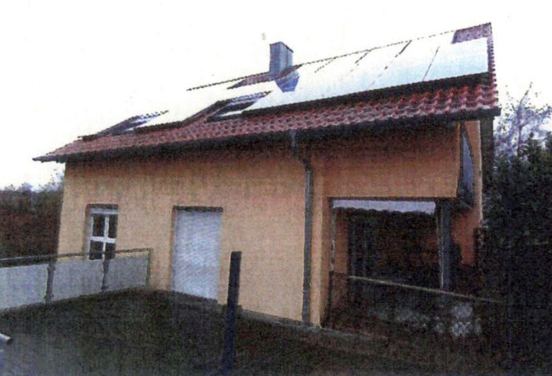 Zweifamilienhaus und unbebautes Grundstück in Leingarten - Bild 1