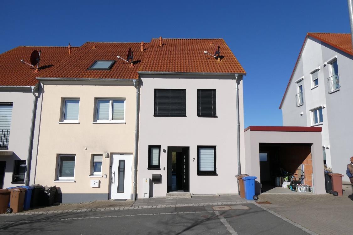 Grundstück mit zweigeschossigem Wohnhaus, Verkehrsfläche, Stellplatzfläche in Würzburg - Bild 1