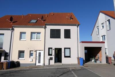 Grundstück mit zweigeschossigem Wohnhaus, Verkehrsfläche, Stellplatzfläche in Am Feldkreuz 7, 97084 Würzburg, Rottenbauer - Bild 1