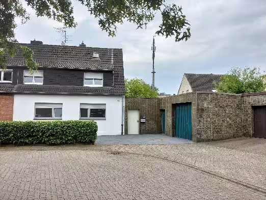 Grundstück bebaut mit Wohnhaus (Doppelhaushälfte rechts) in Meerbusch - Bild 1