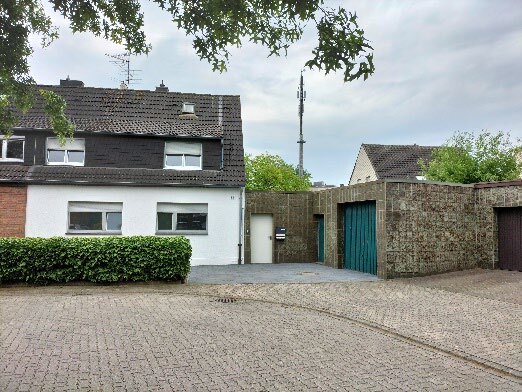 Grundstück bebaut mit Wohnhaus (Doppelhaushälfte rechts) in Meerbusch - Bild 1