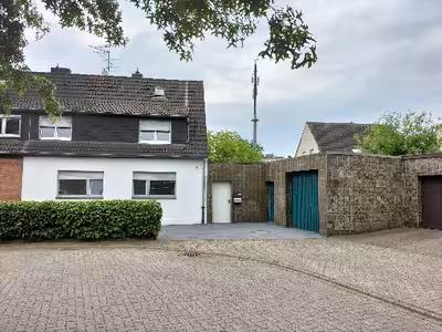 Grundstück bebaut mit Wohnhaus (Doppelhaushälfte rechts) in Neustraße 11, 40667 Meerbusch, Büderich - Bild 1