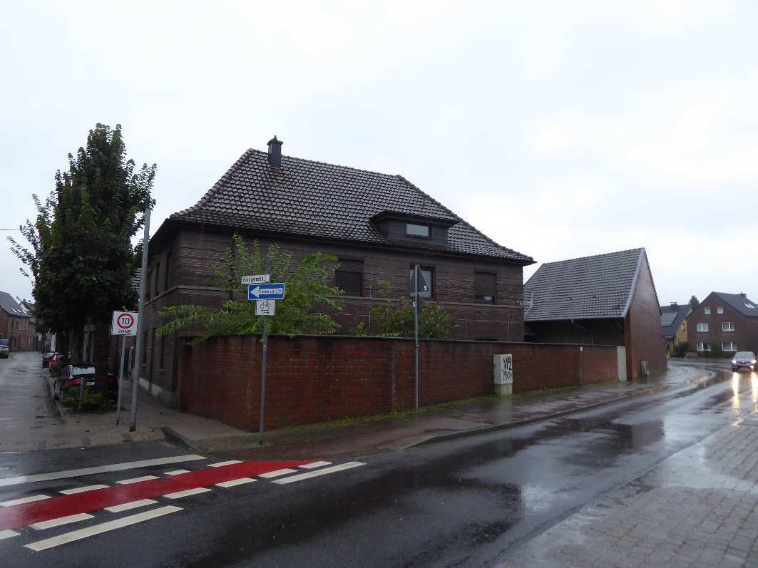 Zweifamilienhaus, Scheune und Nebengebäude in Brüggen - Bild 1