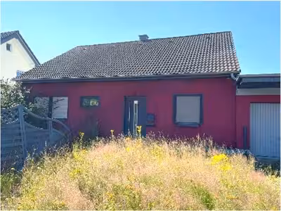 Eigentumswohnung (3 bis 4 Zimmer), 2 Eigentumswohnungen in einem Zweifamilienhaus (OKAL-Fertighaus mit nachträglichem Dachaufbau und Erweiterungen) in Ernst-Reuber-Weg 15, 51580 Reichshof, Hunsheim - Bild 1