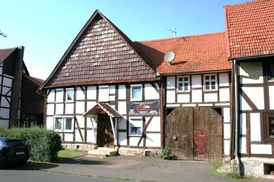 Denkmalgeschütztes Einfamilienhaus mit Scheunenanbau in Kampstraße 16, 34399 Wesertal, Oedelsheim - Bild 1
