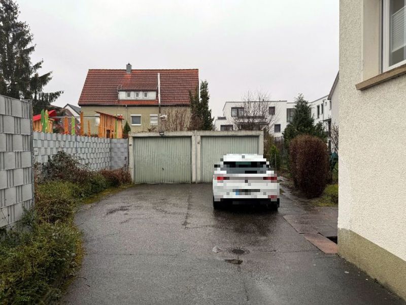 Dreifamilienhaus mit 2 Garagen in Leonberg - Bild 3