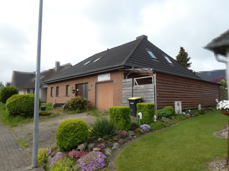 Einfamilienhaus mit integrierter Garage nebst Schuppenanbau in Heide - Bild 3