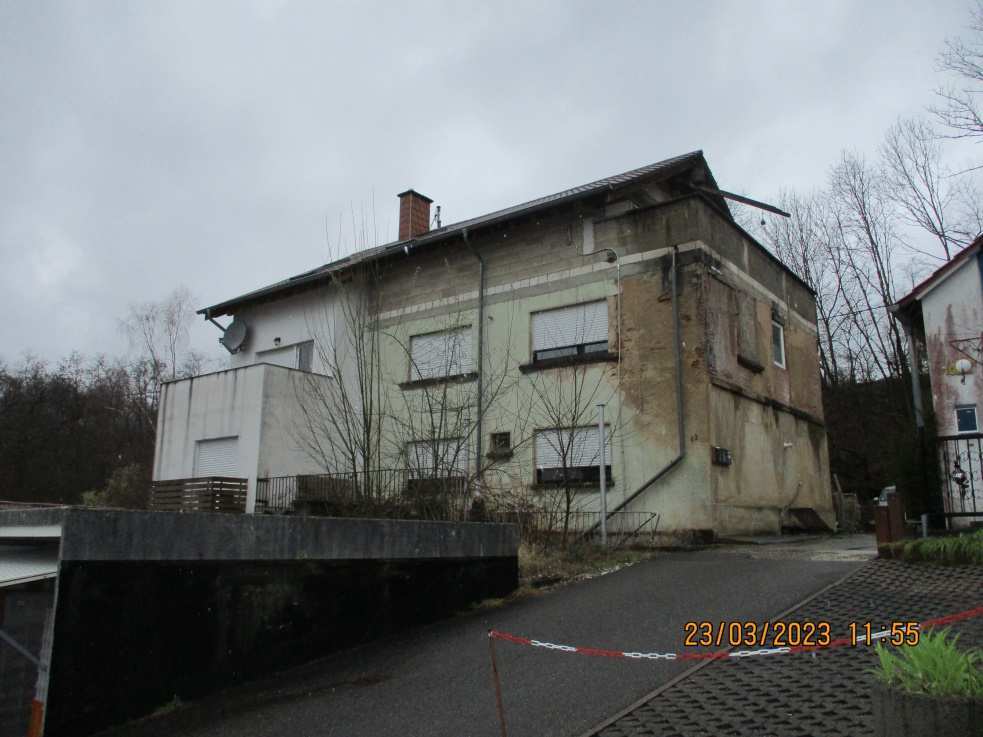 Freistehendes Mehrfamilienhaus mit vier Wohnungen, dazu ein Zimmer   im Dachgeschoss, einseitig Grenzbebauung, gegliedert in 1. und 2. UG, EG, OG und DG. in Friedrichsthal - Bild 1