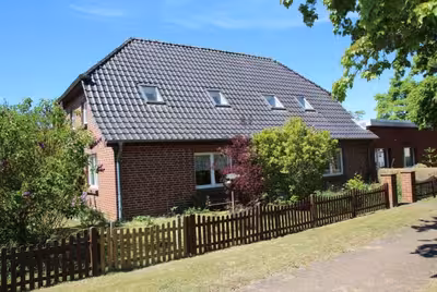 Doppelhaushälfte mit Anbauten, Garage und Gartenlaube in Neue Reihe 1, 23923 Selmsdorf - Bild 1